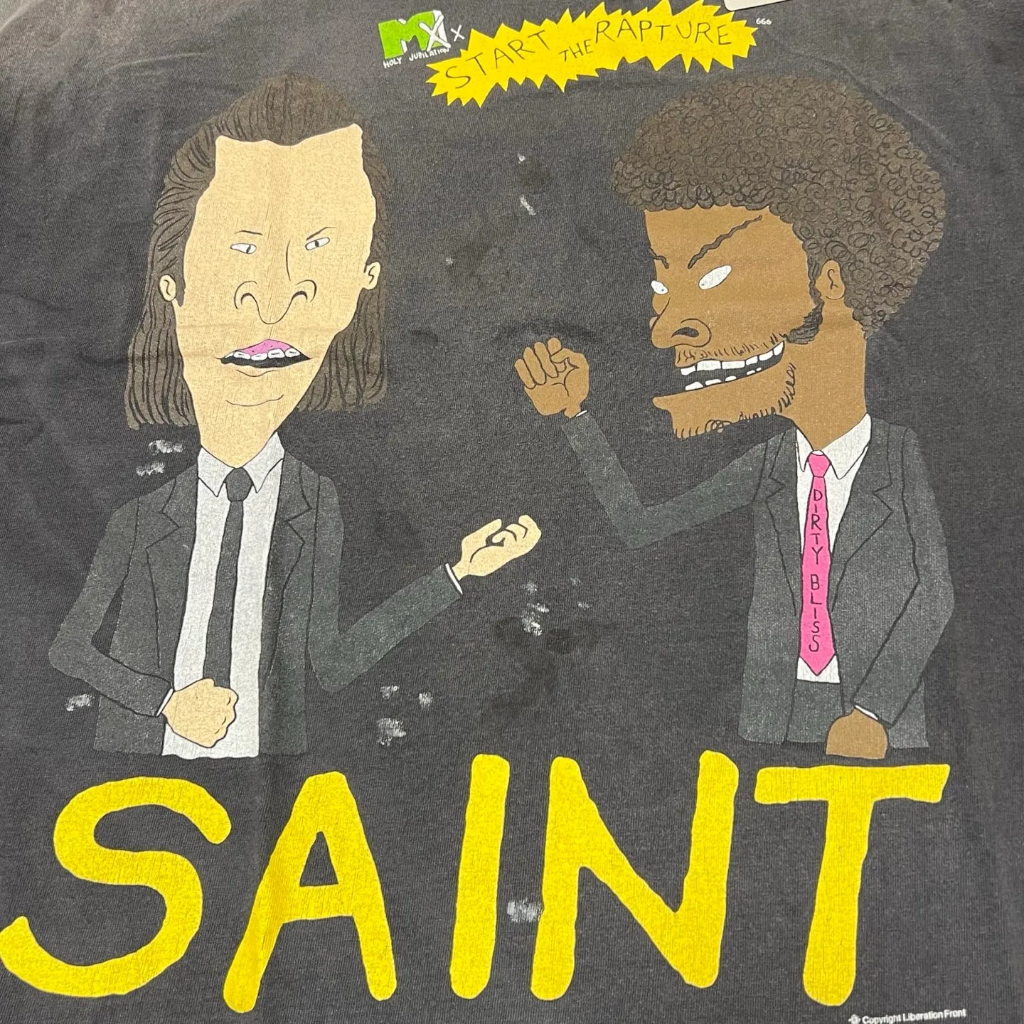 SAINT Mxxxxxx RAPTURE SS TEE/BLK Beavis and Butt-Head anime character TEE. Washed black S-XL. The print is from the characters of the American classic animation "Beavis and Butt-Head". It also pays tribute to the two classic killer characters in "Pulp Fiction". It is very witty and humorous. The whole garment is washed again.
